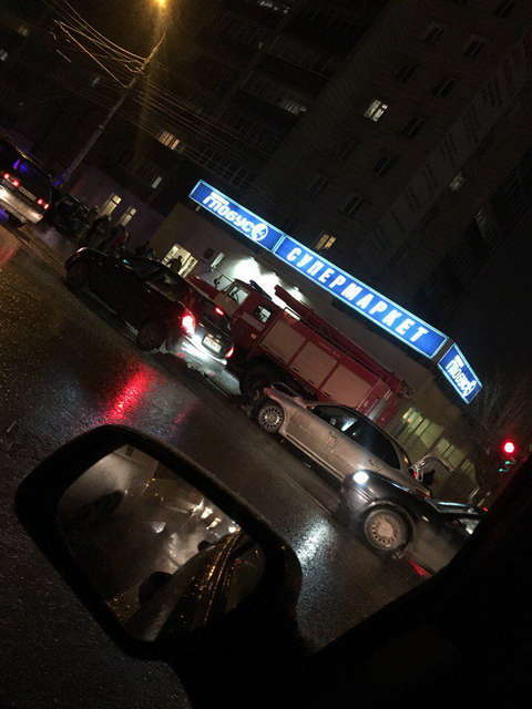 На Октябрьском проспекте иномарка сбила людей на пешеходном переходе.