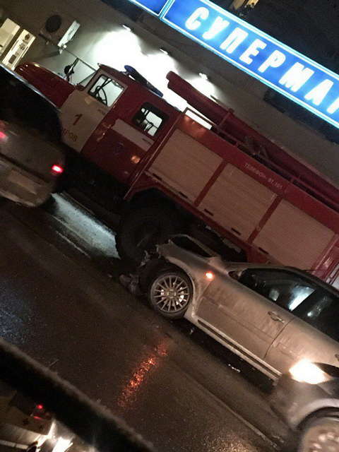 На Октябрьском проспекте иномарка сбила людей на пешеходном переходе.