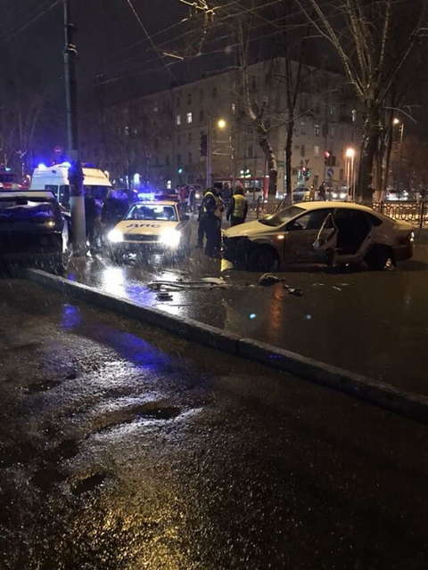 На Октябрьском проспекте иномарка сбила людей на пешеходном переходе.