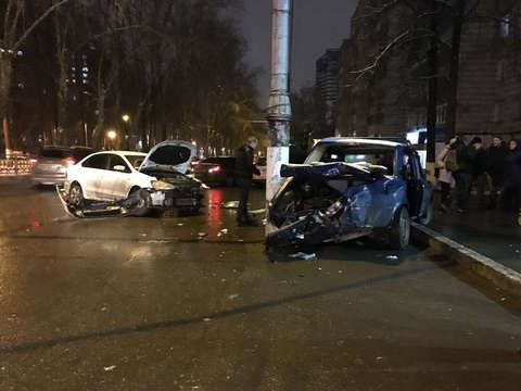 По факту ДТП на Октябрьском проспекте проводится проверка.