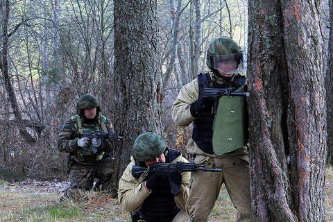 ОМОН отработал тактику задержания вооруженных преступников (ФОТО)