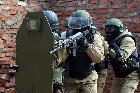 ОМОН отработал тактику задержания вооруженных преступников (ФОТО)