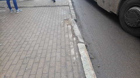 На отремонтированной месяц назад улице Милицейской появились новые ямы.