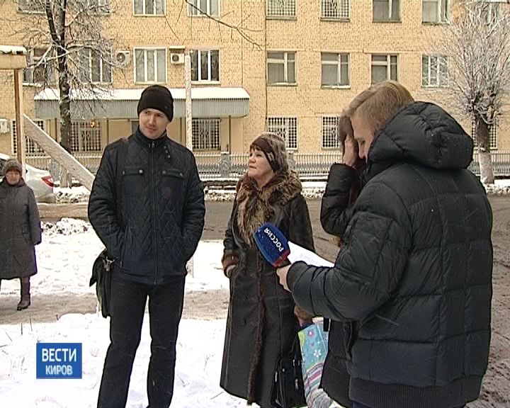 Обвалившийся грунт у дома по улице Труда 74