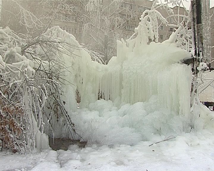 Прорыв на теплотрассе около дома на улице Короленко города Кирова