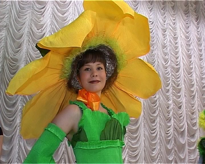 Показ костюмов театра моды 