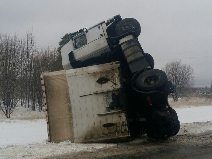 В Яранском районе иномарка врезалась в фуру: 1 человек погиб.