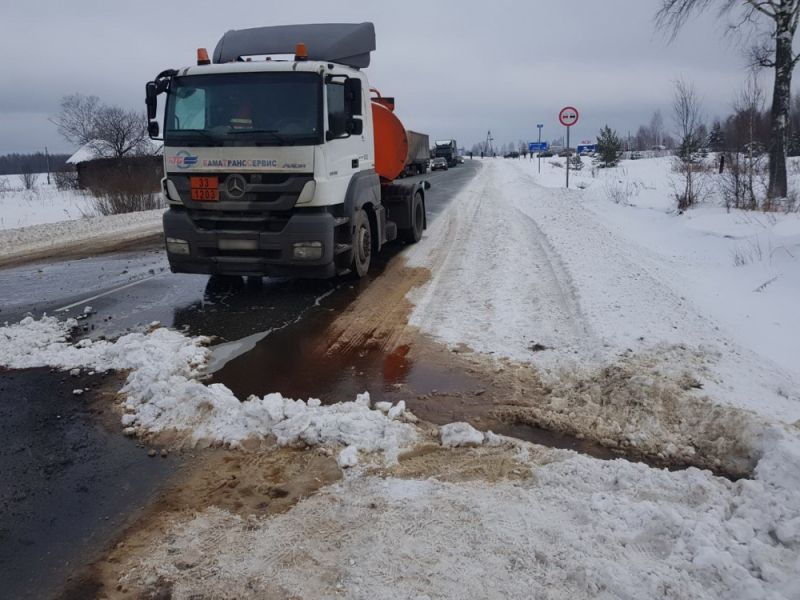 В Орловском районе бензовоз врезался в фуру.