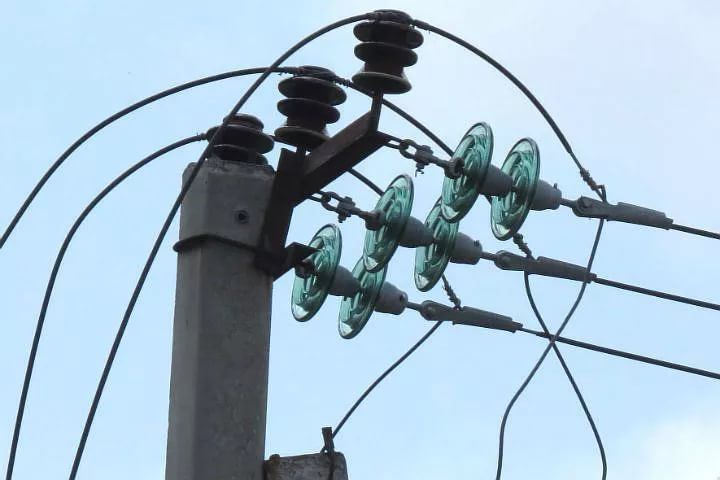 В Кировской области сильные порывы ветра оставили без электричества несколько населенных пунктов.