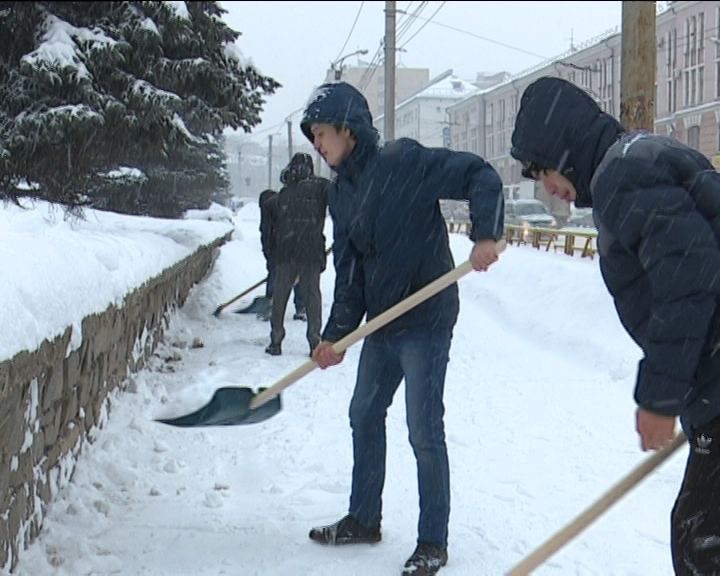 Осужденные под присмотром сотрудников УФСИН помогают коммунальщикам