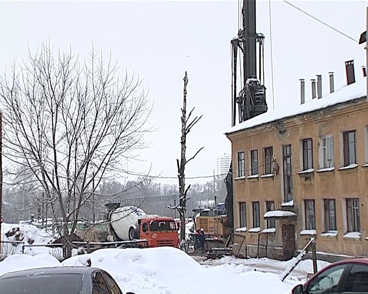 Жителей дома на улице Попова беспокоит шум от стройки путепровода