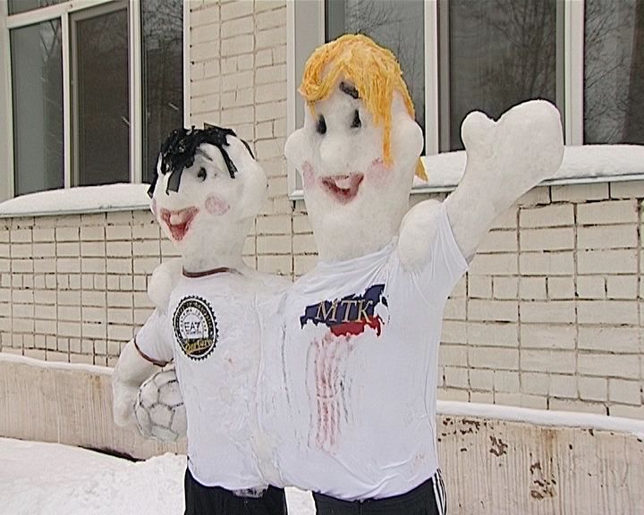 Ледяные скульптуры на территории гимназии имени Грина