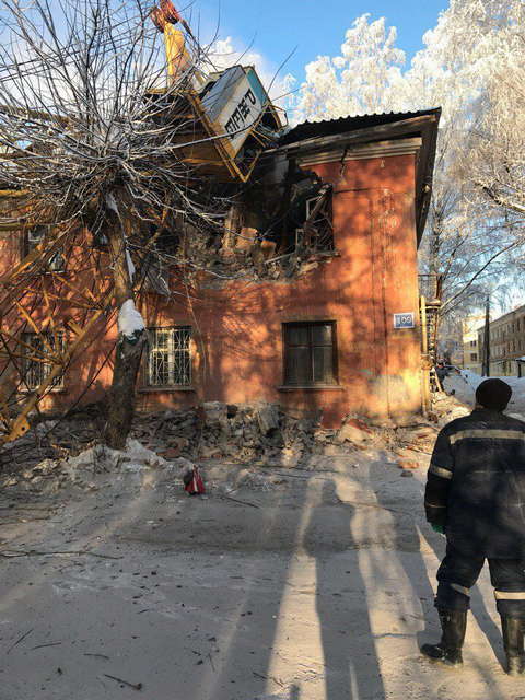 СРОЧНО! В Кирове на жилой дом упал строительный кран.