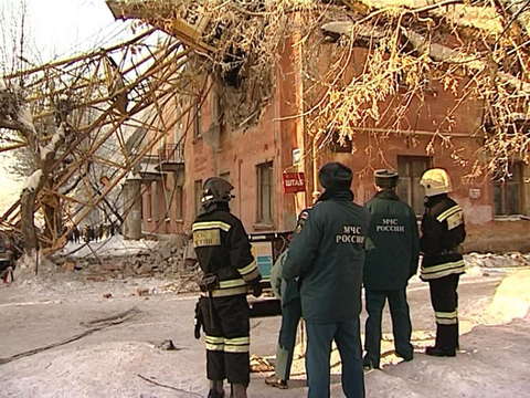 Жильцов дома, на который рухнул кран, разместят в маневренном фонде