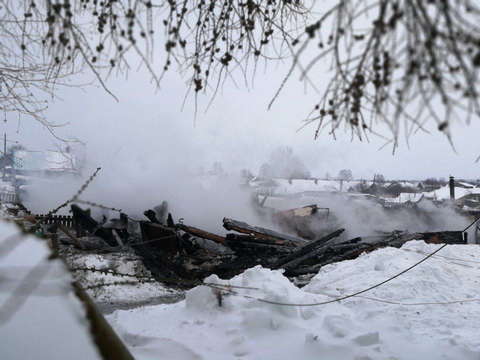 В Туже сгорел жилой дом, погорельцы просят о помощи.