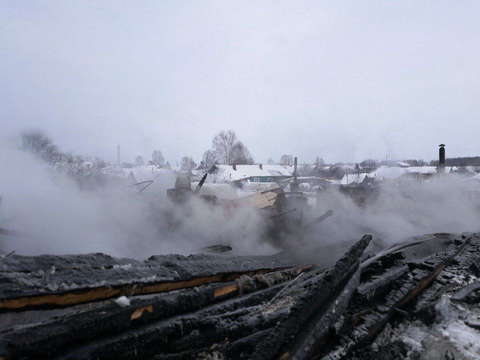 В Туже сгорел жилой дом, погорельцы просят о помощи.