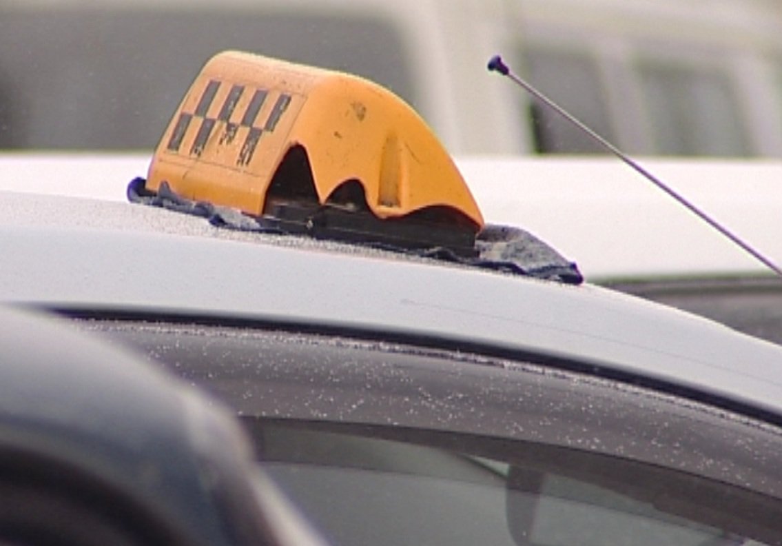 Нетрезвого кировчанина ограбила попутчица по такси.