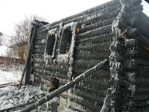 По факту пожара в Белой Холунице проводится доследственная проверка.