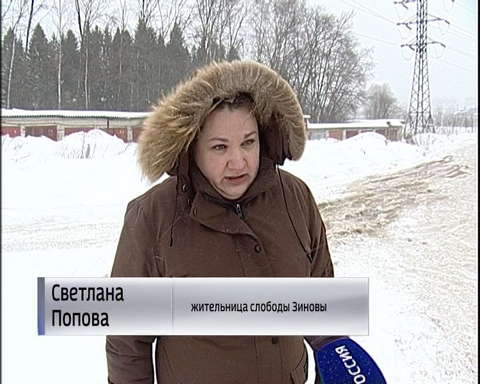 В микрорайоне Зиновы на проезжую часть из колодца выливаются потоки воды