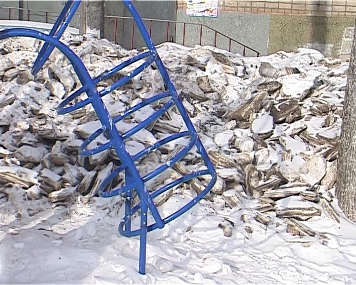 На Пятницкой детская площадка превратилась в снежную свалку