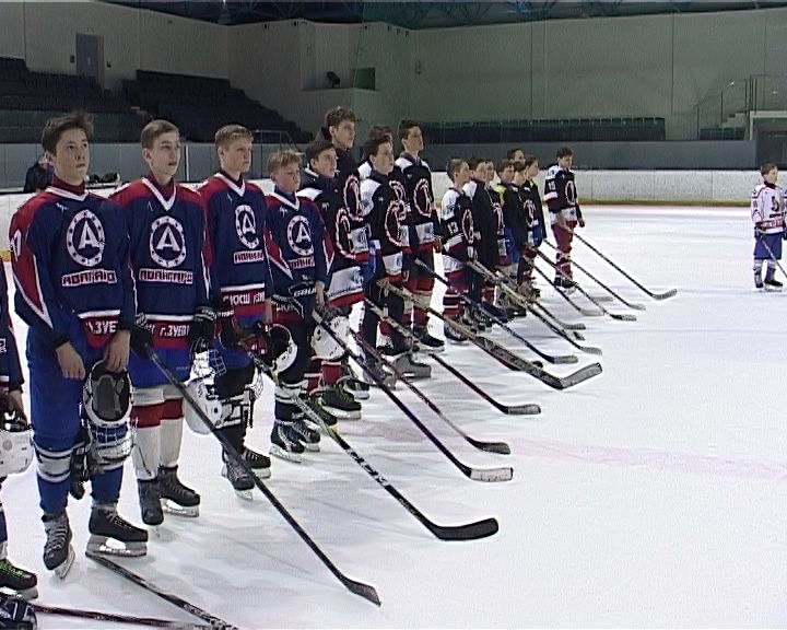 В Кирово-Чепецке проходит турнир для юных хоккеистов 