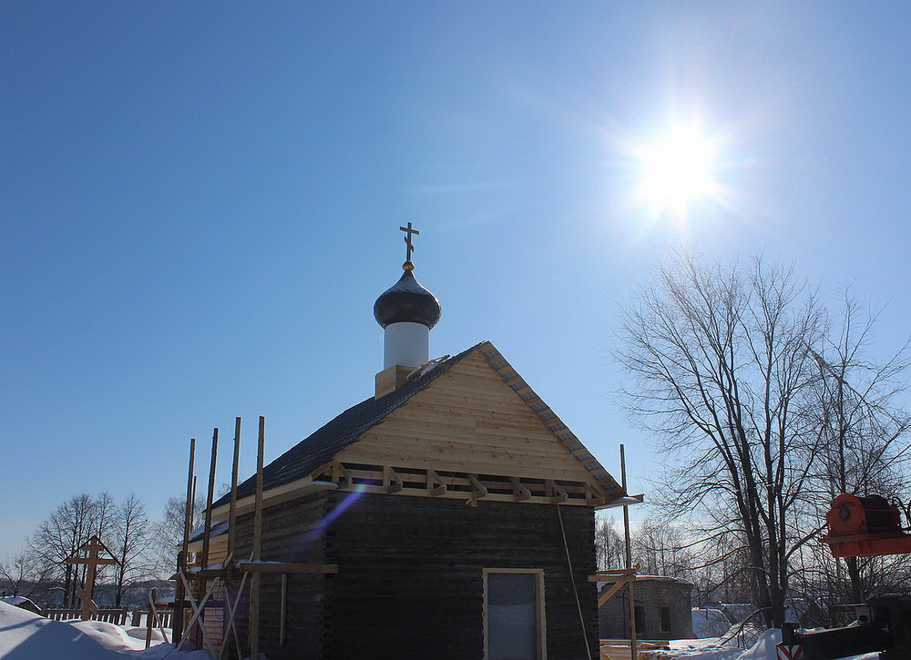 В Советске на новую Казанско-Богородицкую церковь установили купол и крест.