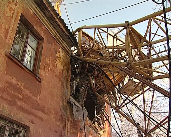 Прокуратура Октябрьского района проверила действия строительной организации, которой принадлежал башенный кран, упавший на жилой дом