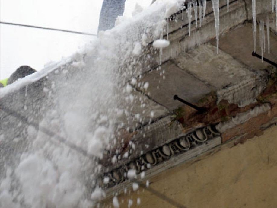 В Кирове с крыши сорвался рабочий, чистивший кровлю от снега.