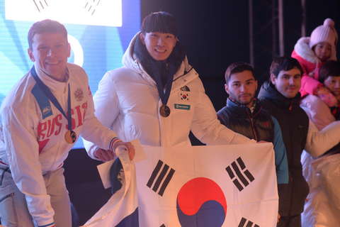 Кировские ледолазы стали победителями и призерами чемпионата Европы и Кубка мира по ледолазанию.