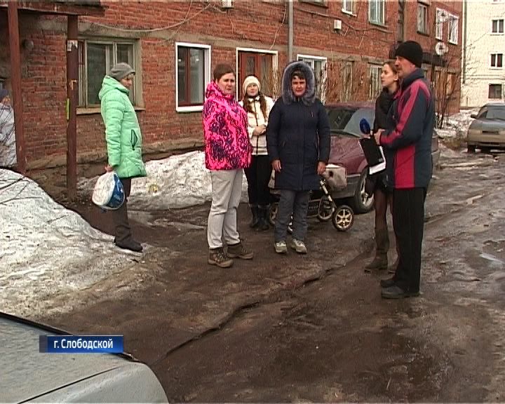 В подъезде дома по улице Гагарина в городе Слободском затопило стену