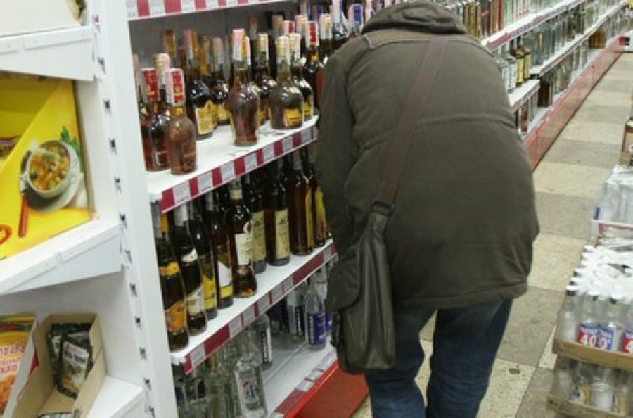 За кражу конфет «Рафаэлло», бутылки водки и мужского набора 