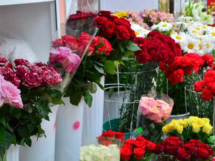 В Нововятске 18-летний студент похитил букет роз для девушки.