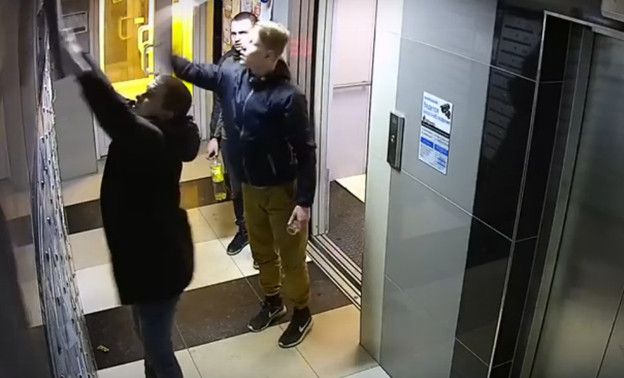 В Кирове найдены вандалы, которые разгромили два подъезда.