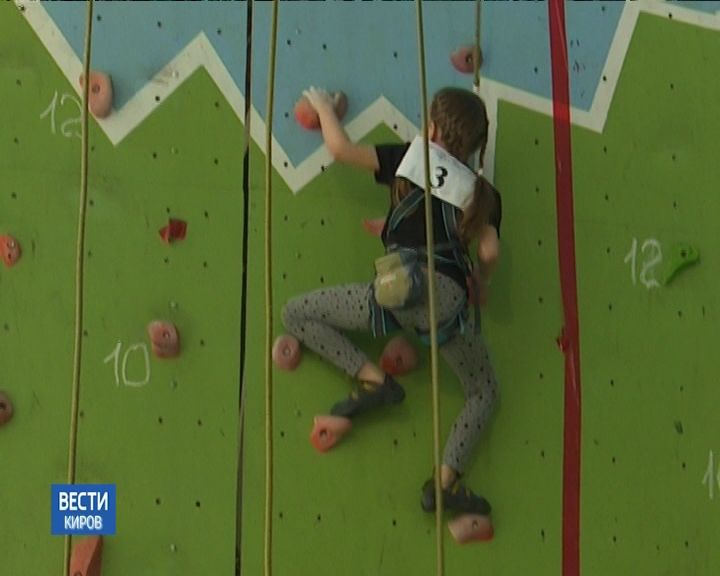 Кировские дошкольники покорили вершины детского скалолазного центра