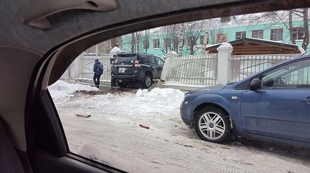 В Кирове женщина на внедорожнике врезалась в забор детского сада.