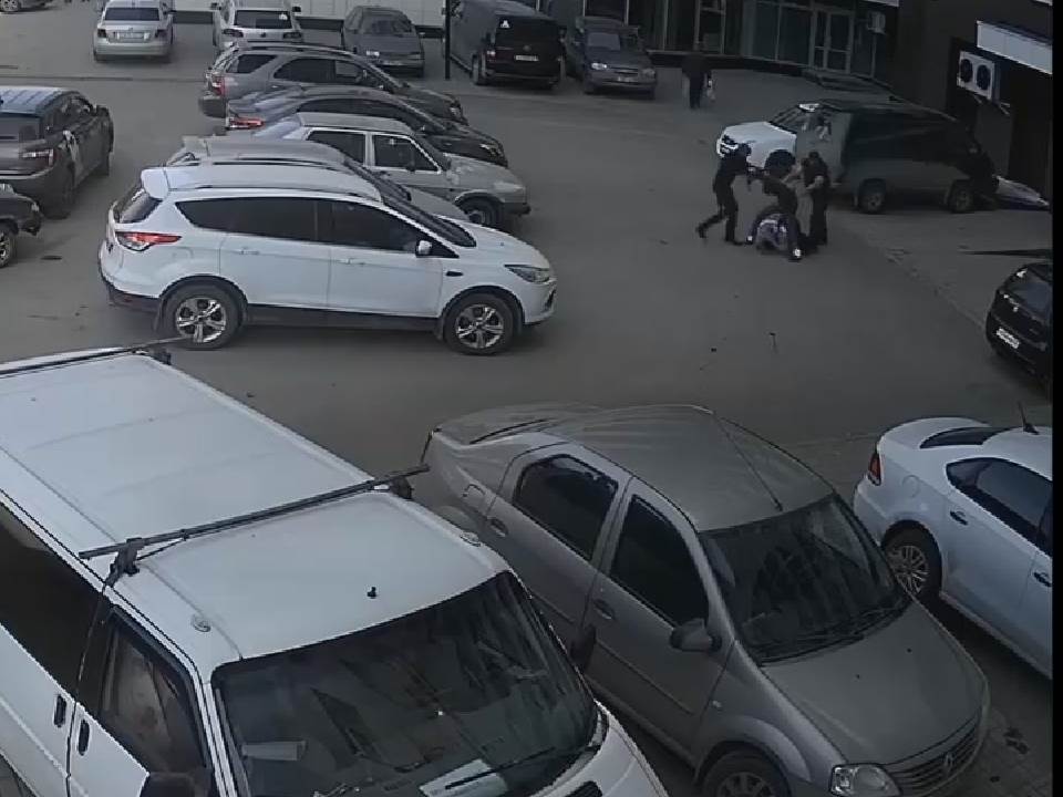 В Кирове оштрафовали трех молодых людей, избивших таксиста.