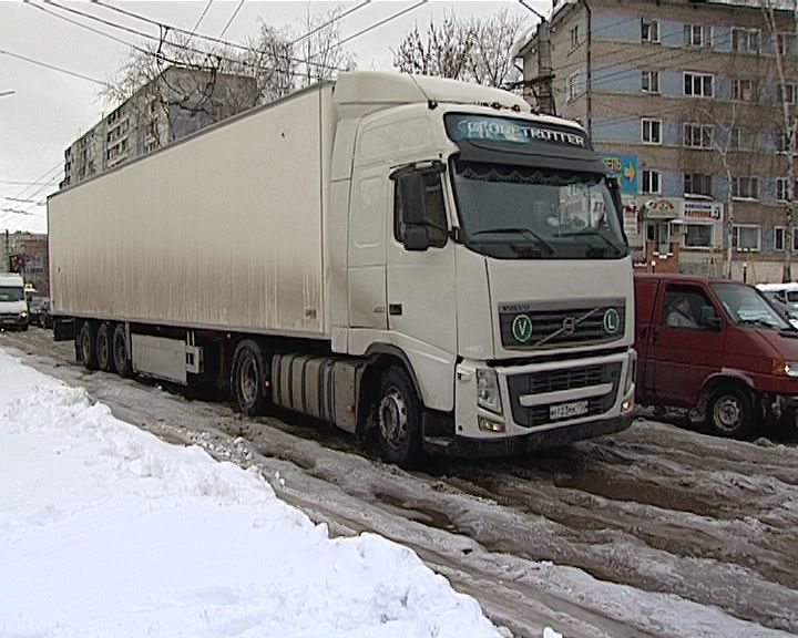 Некоторые улицы Кирова по-прежнему под толстым слоем наледи