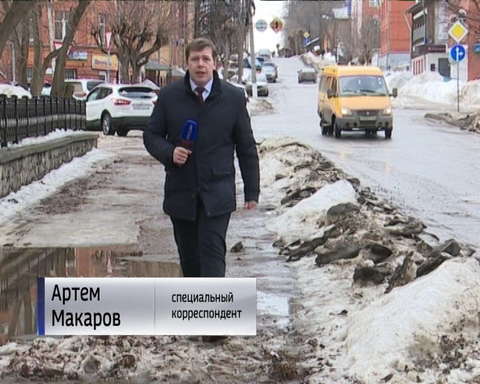 В Кирове рабочие по всему городу прочищают ливневую канализацию 