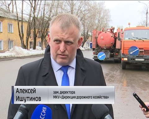 В Кирове рабочие по всему городу прочищают ливневую канализацию 