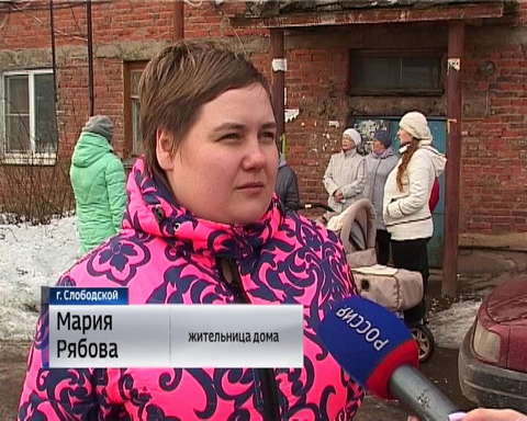 В подъезде дома по улице Гагарина в городе Слободском затопило стену 