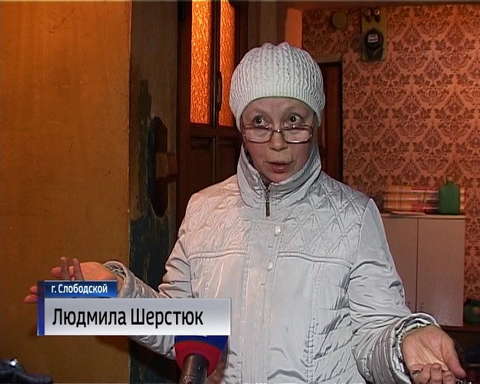 В подъезде дома по улице Гагарина в городе Слободском затопило стену 