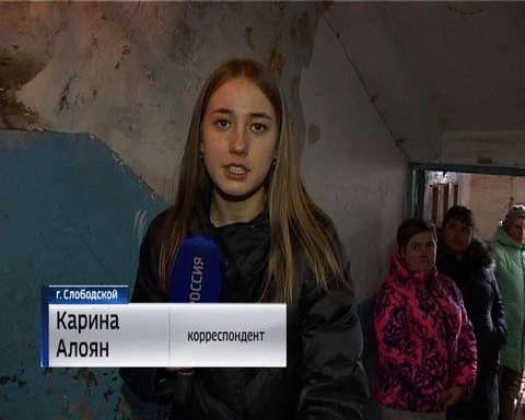 В подъезде дома по улице Гагарина в городе Слободском затопило стену 