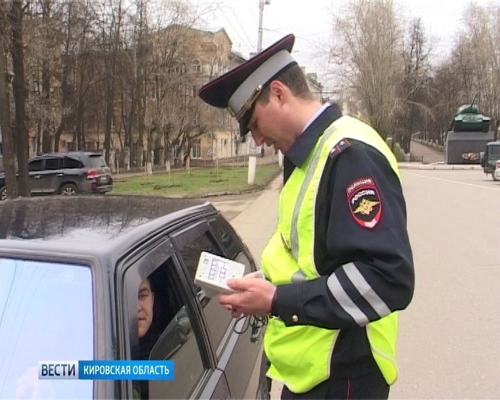 Сотрудники ГИБДД выявляют нарушения правил тонирования автостекол