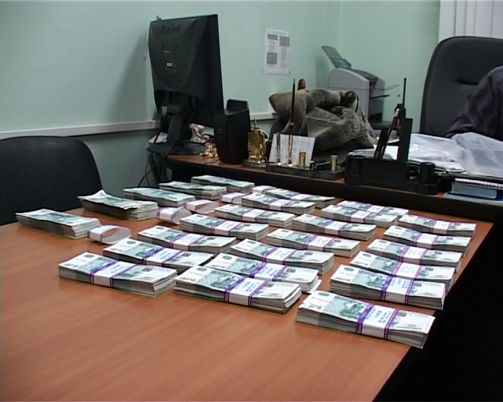 В Кирове бывшего работника ДДХ оштрафовали на 1 млн рублей за взятки.