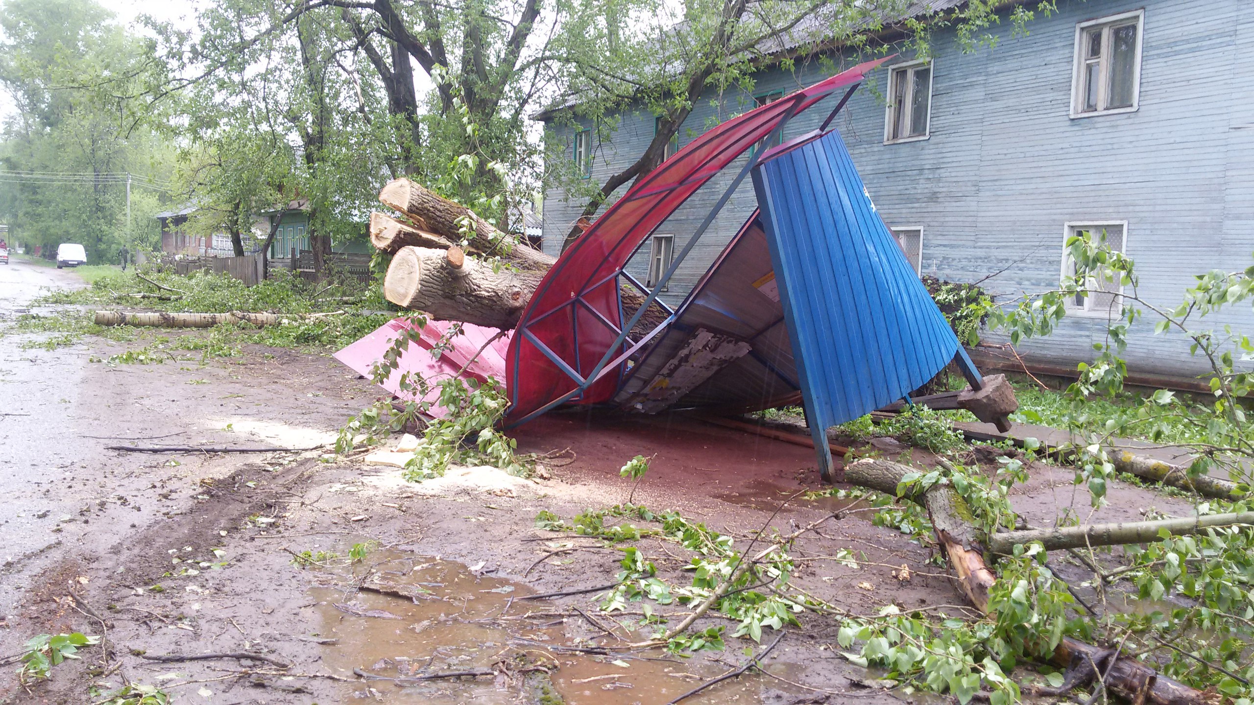 В Кирове продолжают устранять последствия урагана.