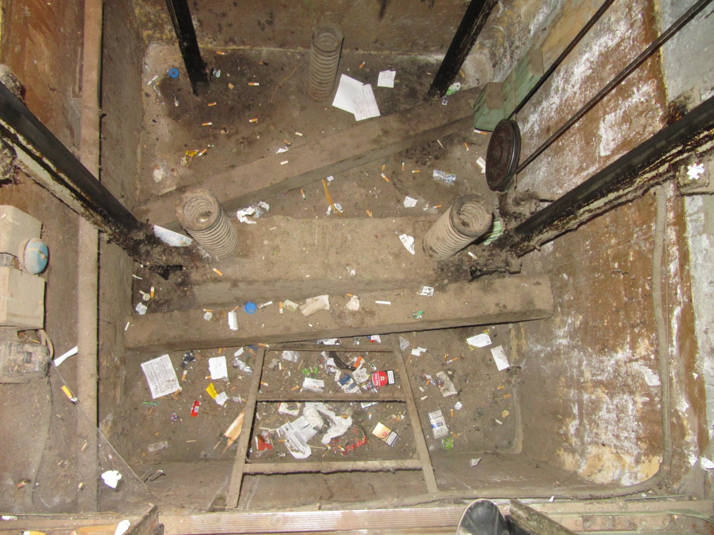 В Кирове в шахту лифта жилого дома упал ребенок.
