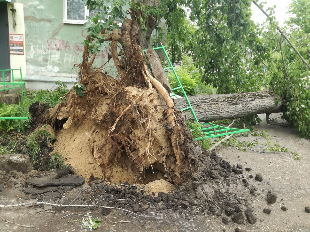 В Кировской области сохраняется режим повышенной готовности всех спасательных и аварийных служб.