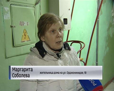 В Нововятске люди вынуждены бороться с потопом в подъезде