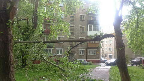 В Кирове продолжают устранять последствия урагана.