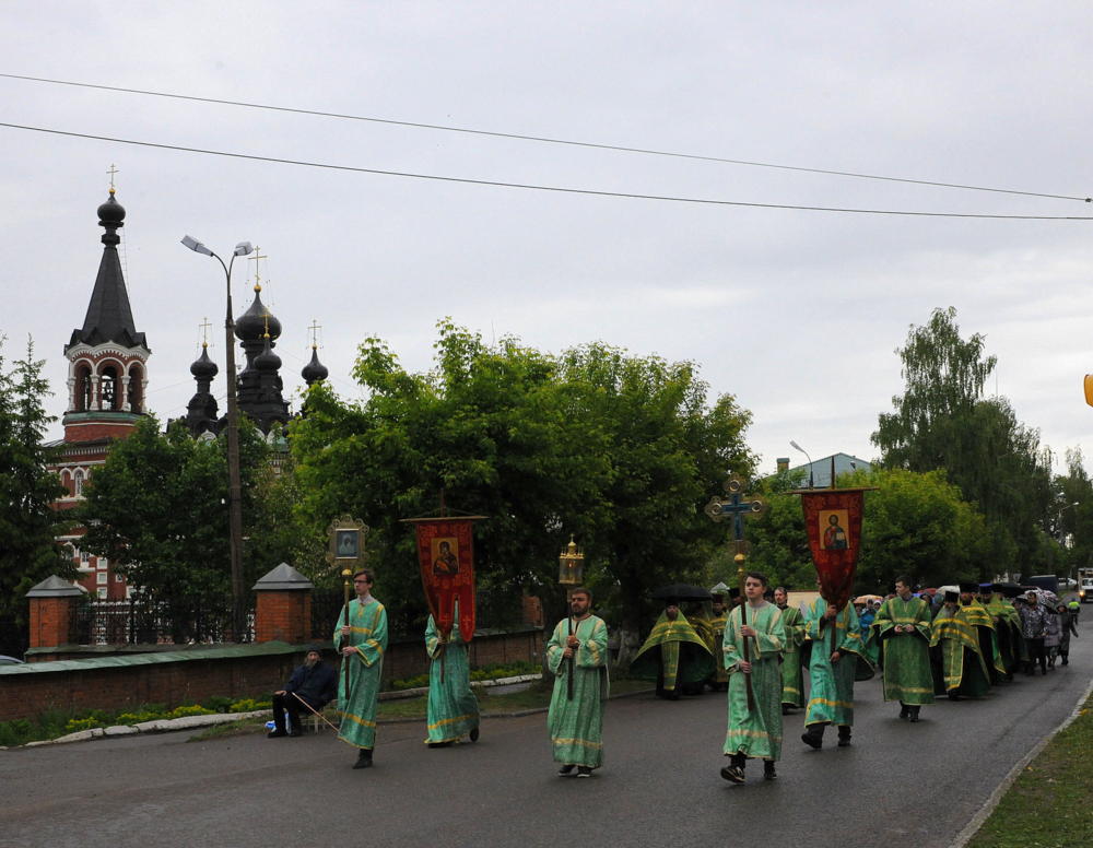 В Кирове состоялся крестный ход в честь святого князя Александра Невского.
